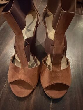 Suede Brown T-Strap Open-Toe Heeled Sandals